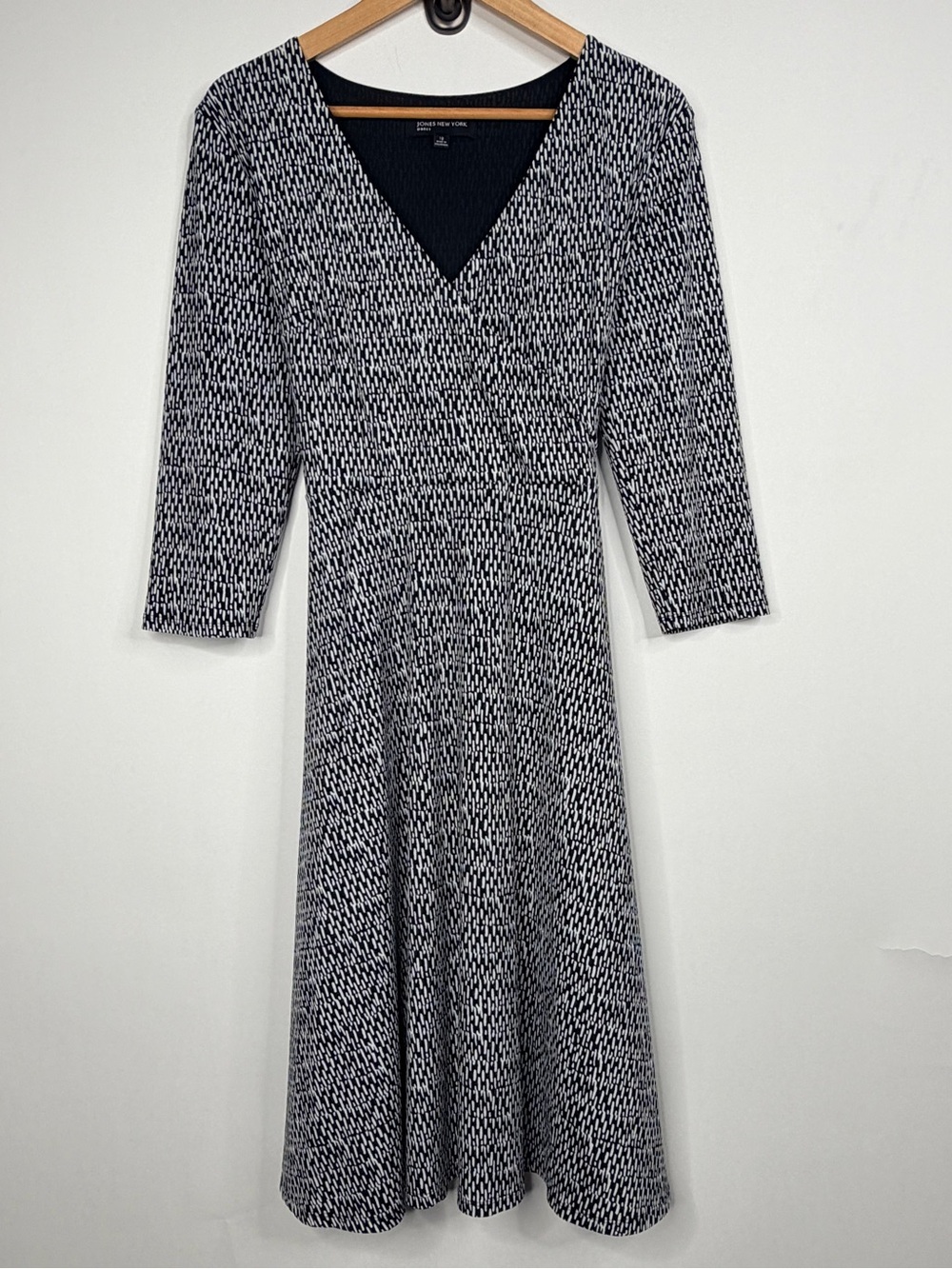 Jones New York Black and White Long Sleeve V-Neck Fit-and-Flare Dress